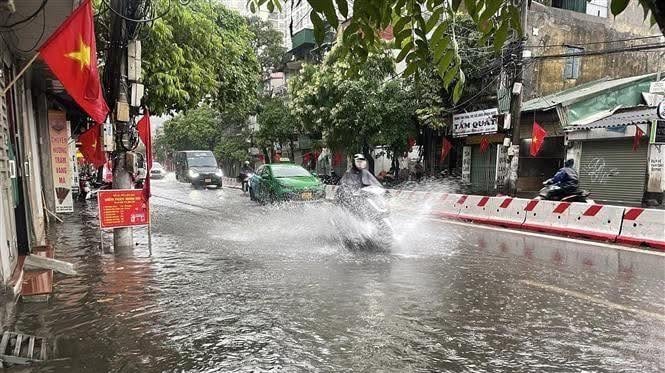 Nhiều tuyến đường ở Hà Nội ngập sâu sau trận mưa lớn sáng 1/5