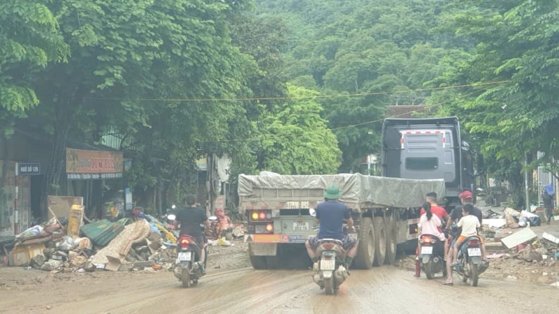 Nghệ An cấm xe chở quặng để ưu tiên phương tiện cứu trợ lũ lụt