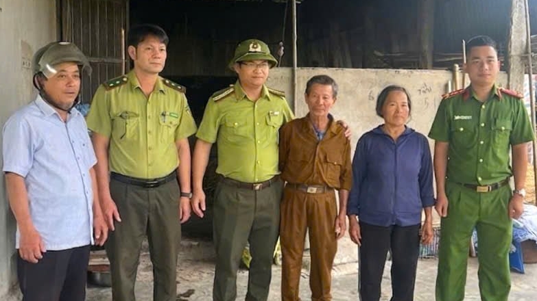 Người dân bàn giao khỉ đuôi lợn quý hiếm, tái thả về tự nhiên