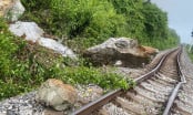 Sạt lở đá làm tê liệt tuyến đường sắt Bắc - Nam tại Quảng Trị