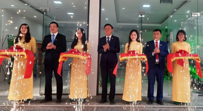 Standing Deputy Minister of Agriculture and Rural Development Ha Cong Tuan (centre) cut the ribbon to inaugurate the office of the Forest Tree Improvement and Biotechnology Research Institute. Photo: Nguyen Huan
