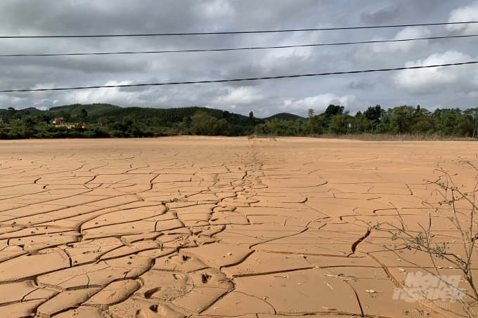 Farming soil is buried under layers of mud in Hung Trach Commune in Quang Binh Province’s o Trach District. Photo courtesy of Vietnam Academy of Agricultural Sciences.