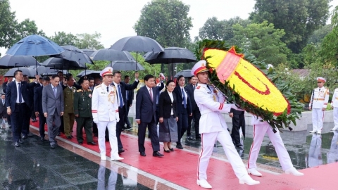 Tổng Bí thư, Chủ tịch nước Lào tưởng niệm các Anh hùng liệt sĩ