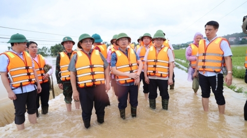 Thủ tướng Chính phủ: Điều trực thăng hỗ trợ người dân vùng lũ lụt