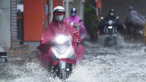 Phải ngừng việc do bão, người lao động có được trả lương không?