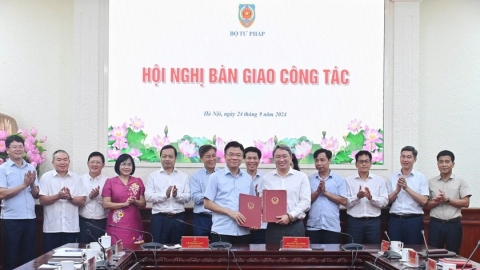 Bàn giao công tác giữa Phó Thủ tướng Lê Thành Long và Bộ trưởng Bộ Tư pháp Nguyễn Hải Ninh