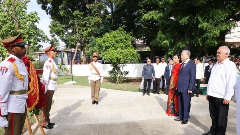 Tổng Bí thư, Chủ tịch nước Tô Lâm đặt vòng hoa tại Tượng đài Chủ tịch Hồ Chí Minh ở La Habana