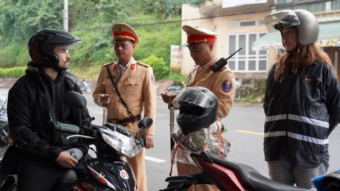 Người nước ngoài điều khiển xe cơ giới nước ngoài tham gia giao thông tại Việt Nam phải tuân thủ quy định nào?