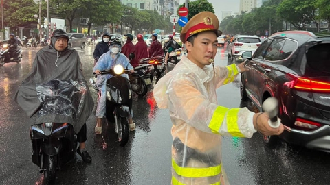 Người tham gia giao thông có được dừng xe trên đường để mặc áo mưa không?