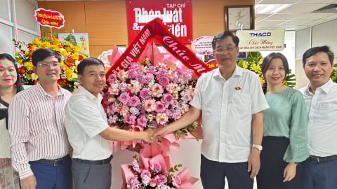 Lãnh đạo Hội Luật gia Việt Nam chúc mừng Tạp chí Pháp luật và Phát triển nhân dịp 100 năm Ngày Báo chí Cách mạng Việt Nam