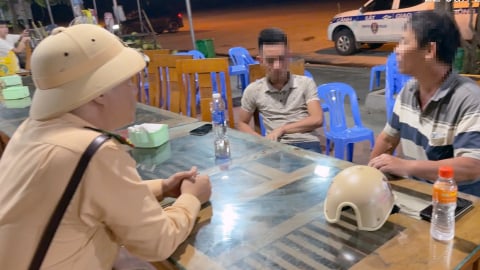 CSGT kịp thời giúp đỡ thanh niên lang thang trên cao tốc, đưa trở về với gia đình