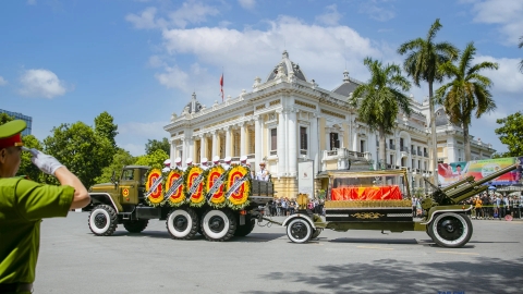 Người dân xếp hàng từ sáng sớm viếng Tổng Bí thư Nguyễn Phú Trọng