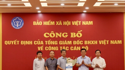 Bảo hiểm xã hội Việt Nam: Trao Quyết định nghỉ hưu và bổ nhiệm cán bộ quản lý