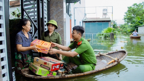 Những hình ảnh ấm áp tình quân dân ở vùng ngập Hà Nội