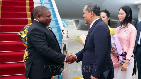Tổng thống Cộng hòa Mozambique đến Hà Nội, bắt đầu thăm chính thức Việt Nam