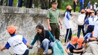 Hoa hậu H’Hen Niê dọn rác làm sạch môi trường biển