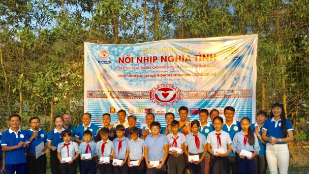 Giải bóng đá giúp học sinh nghèo miền núi Nam Đông nuôi ước mơ đến trường