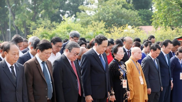 Đoàn Đại biểu Mặt trận Tổ quốc viếng lăng Chủ tịch Hồ Chí Minh