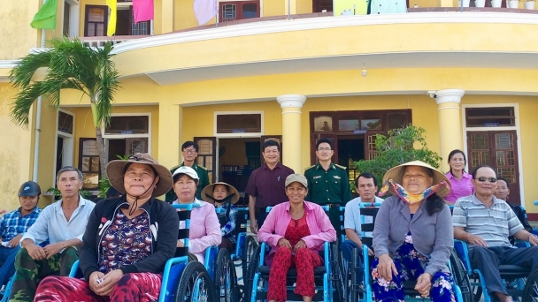 Trao 220 xe lăn cho người khuyết tật khó khăn tại TT Huế 
