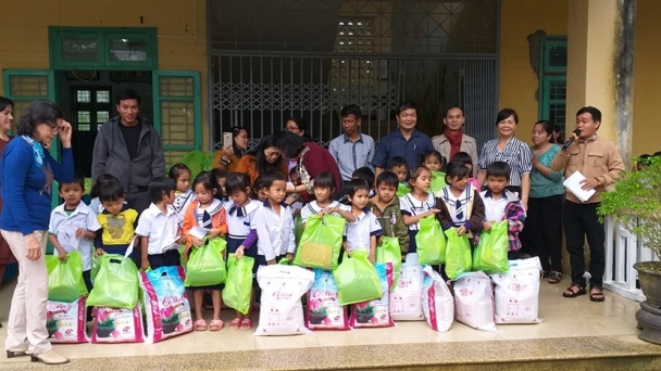 Trao 67 suất quà, học bổng cho học sinh nghèo trường TH Hương Hữu tại TT Huế
