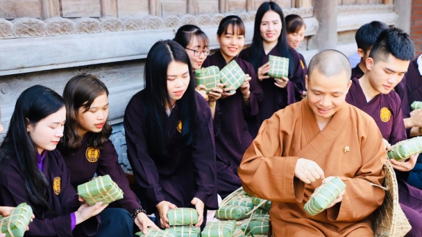 'Vạn bánh chưng yêu thương' tại chùa Tam Chúc