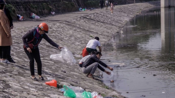 Mong ngày ông Công ông Táo không ai phóng sinh rác ra môi trường