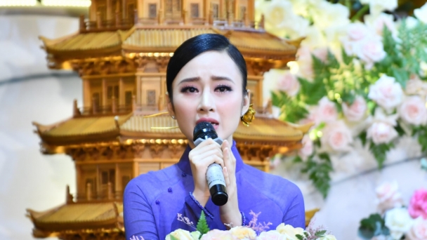 Angela Phương Trinh bật khóc khi nhắc đến ơn nghĩa của đấng sinh thành