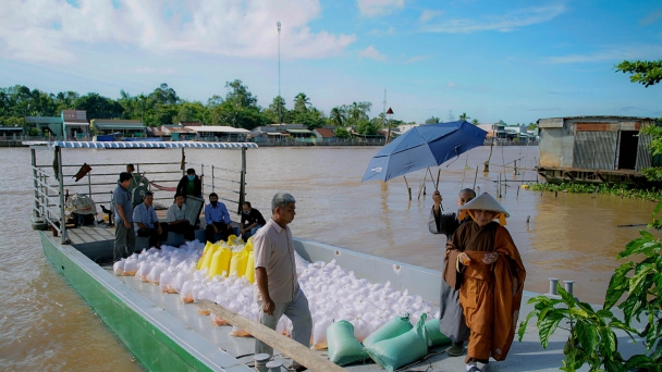 Chùa Đức Quang thả cá phóng sinh và phát quà nhân mùa Vu Lan Báo Hiếu