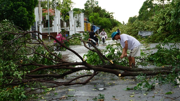 Bão số 5 làm một người tử vong, gần 1.700 nhà tốc mái tại Huế