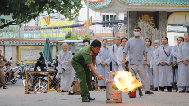 Tập huấn nghiệp vụ phòng cháy chữa cháy tại chùa Vạn Đức