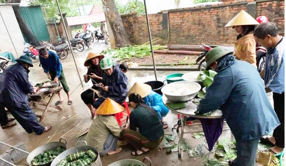 Thức đêm gói bánh chưng gửi đến đồng bào vùng lũ miền Trung