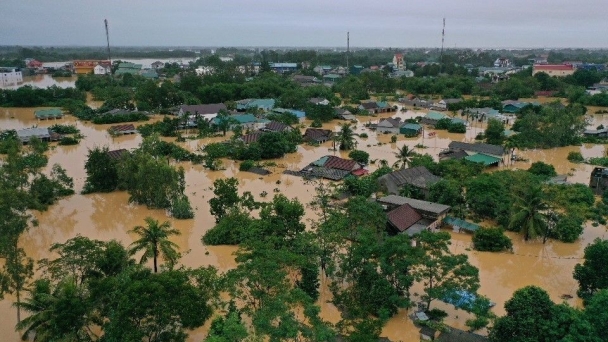 Bão số 8 tan trên đất liền Trung bộ, lại có bão số 9 vào Biển Đông