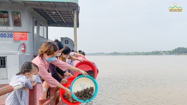 Phật tử chùa Ba Vàng phóng sinh cứu vật nhân mùa Vu Lan