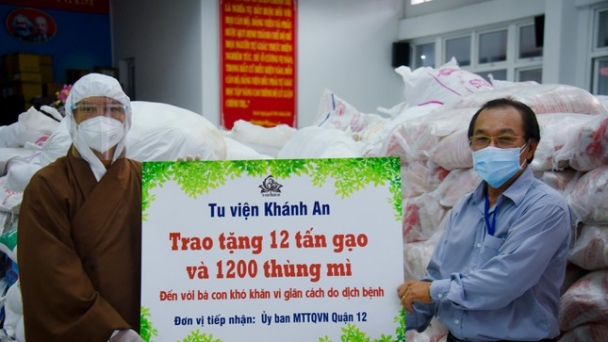 Tu viện khánh An tặng 20 tấn gạo và 2.000 thùng mì đến bà con trong mùa Vu lan