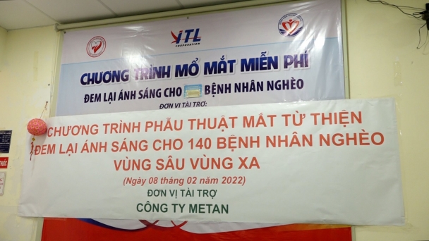 Ni trưởng Thích nữ Từ Nhẫn hỗ trợ mổ mắt cho các bệnh nhận có hoàn cảnh khó khăn