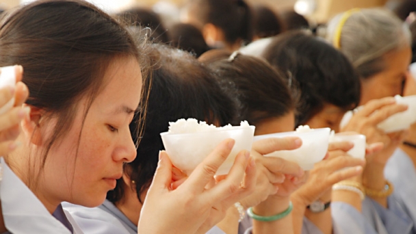 Tập Chánh niệm trong lúc ăn