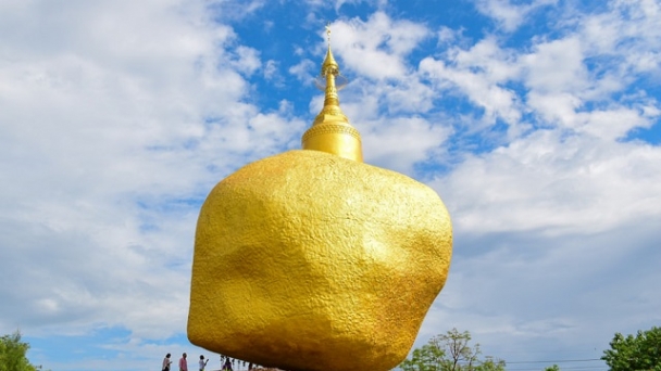 Bí ẩn ngôi chùa thiêng trên tảng đá dát vàng 'thách thức trọng lực' ở Myanmar