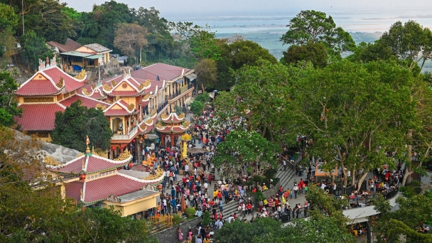 Ni trưởng Thích Nữ Diệu Nghĩa trò chuyện với Phật tử tại Lễ vía Bà Linh Sơn Thánh Mẫu 2023