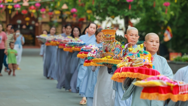 Phật tử và du khách tấp nập đến Tây Ninh tham dự Lễ vía Bà Linh Sơn Thánh Mẫu 