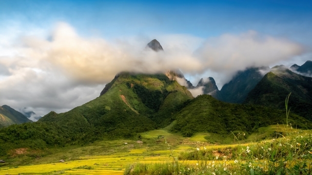 Núi cứ là núi, mây là mây