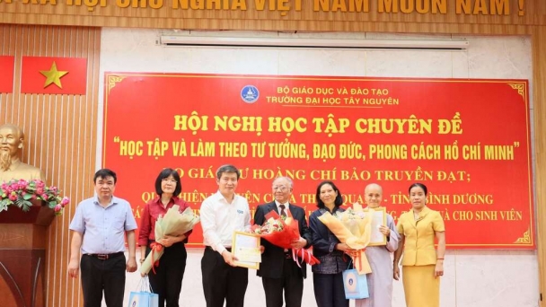 Quỹ từ thiện Thiên Quang trao học bổng cho sinh viên Đại học Sư Phạm Huế và Đại học Tây Nguyên