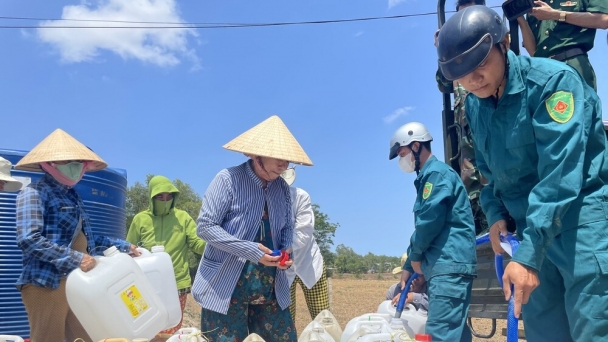 Những tài xế 0 đồng đem nước sạch đến vùng hạn mặn