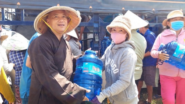 Chùa Huệ Quang trao hơn 1.000 bình nước sạch đến bà con H.Gò Công Đông, Tân Phú Đông (Tiền Giang)