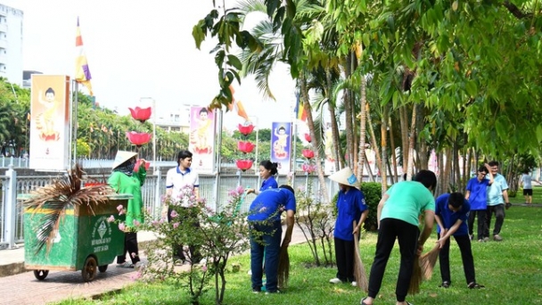 Quan Âm tu viện dọn dẹp vệ sinh môi trường chuẩn bị mừng Phật đản