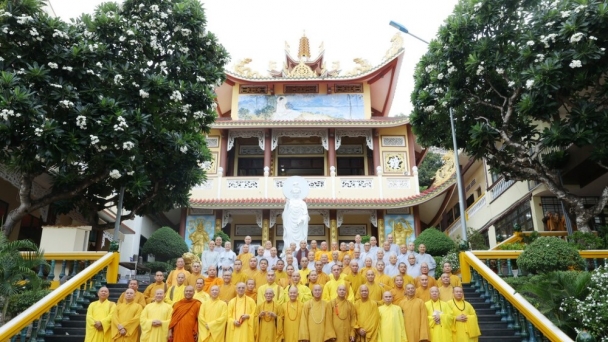 Đoàn Ban Hoằng pháp và Ban Kinh tế Tài chính TƯ thăm và cúng dường trường hạ tại chùa Từ Quang