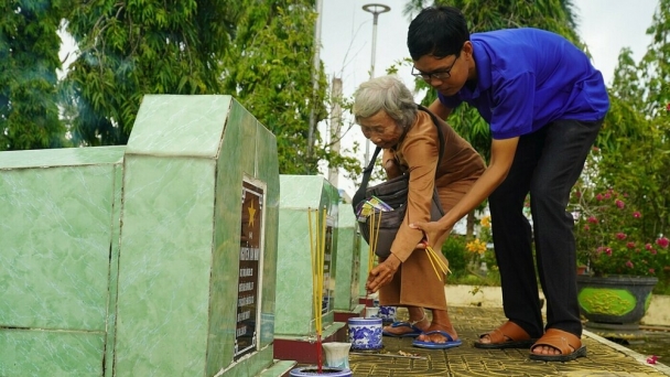 Nữ thương binh bán vé số tu sửa nghĩa trang liệt sĩ