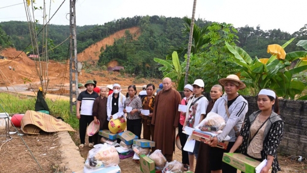 Phật giáo tỉnh Thanh Hóa thăm tặng quà cho bà con vùng bão lũ tại huyện Lục Yên, tỉnh Yên Bái