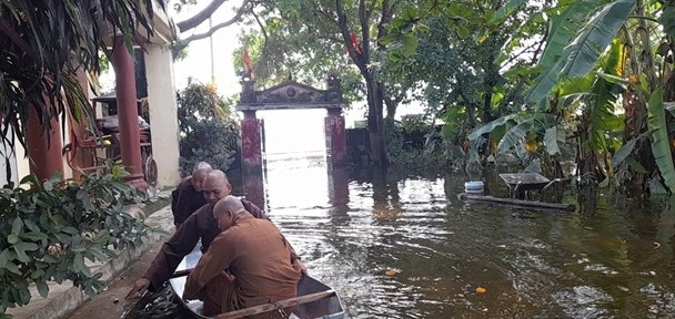 Ban Trị sự GHPGVN H.Thanh Liêm thăm, động viên các chùa bị ảnh hưởng do bão lũ