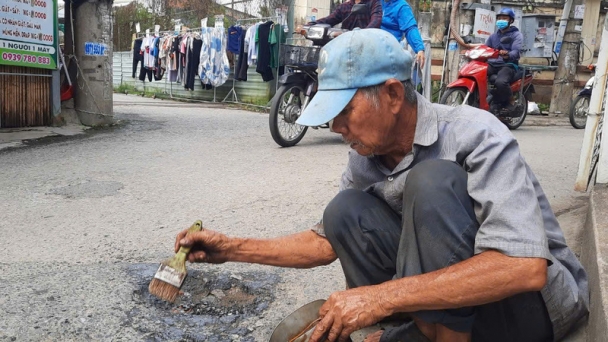 Ông lão ‘chắp vá’ yêu thương cho cuộc đời