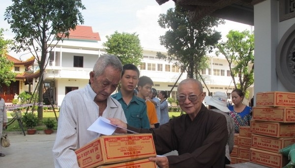 Tp.HCM: Tặng hơn 500 phần quà cho người nghèo nhân Đại lễ Vu Lan báo hiếu